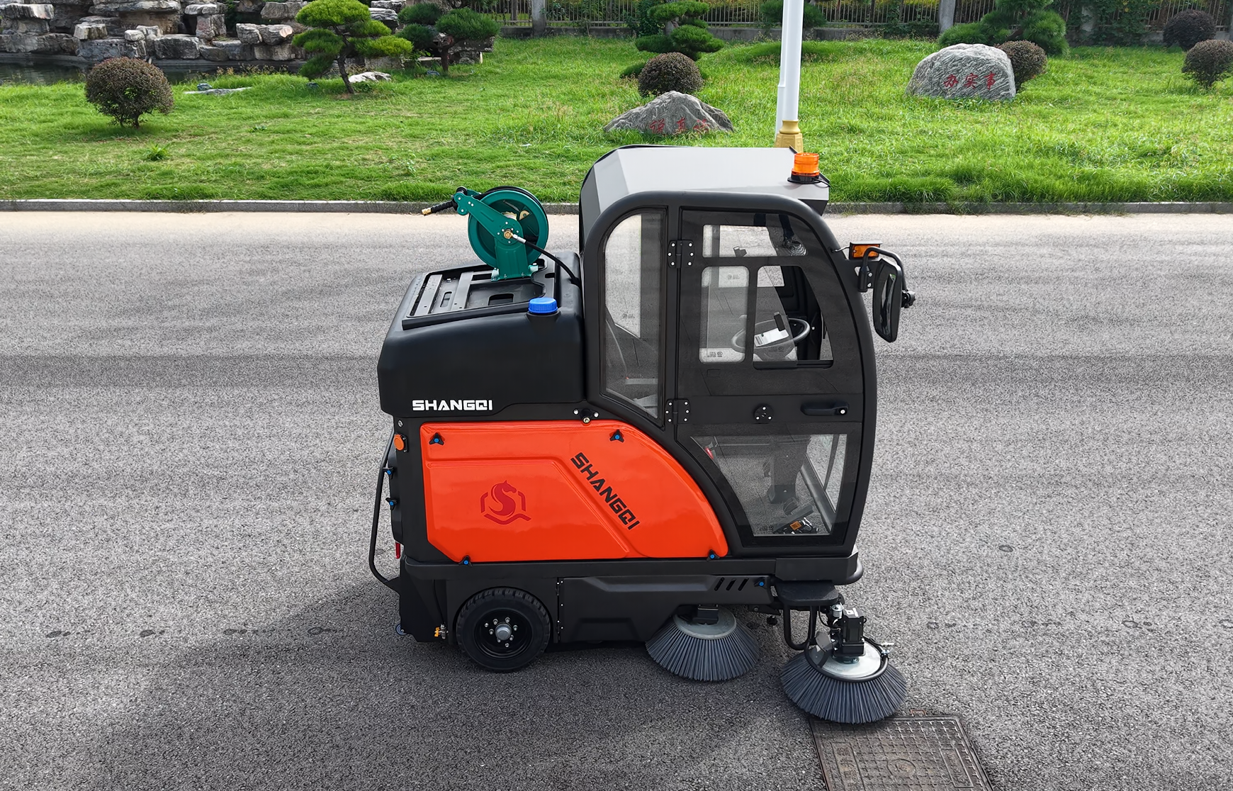 SW190 Multifunctional Ride-on Sweeper  SW190 多功能驾驶式扫地机