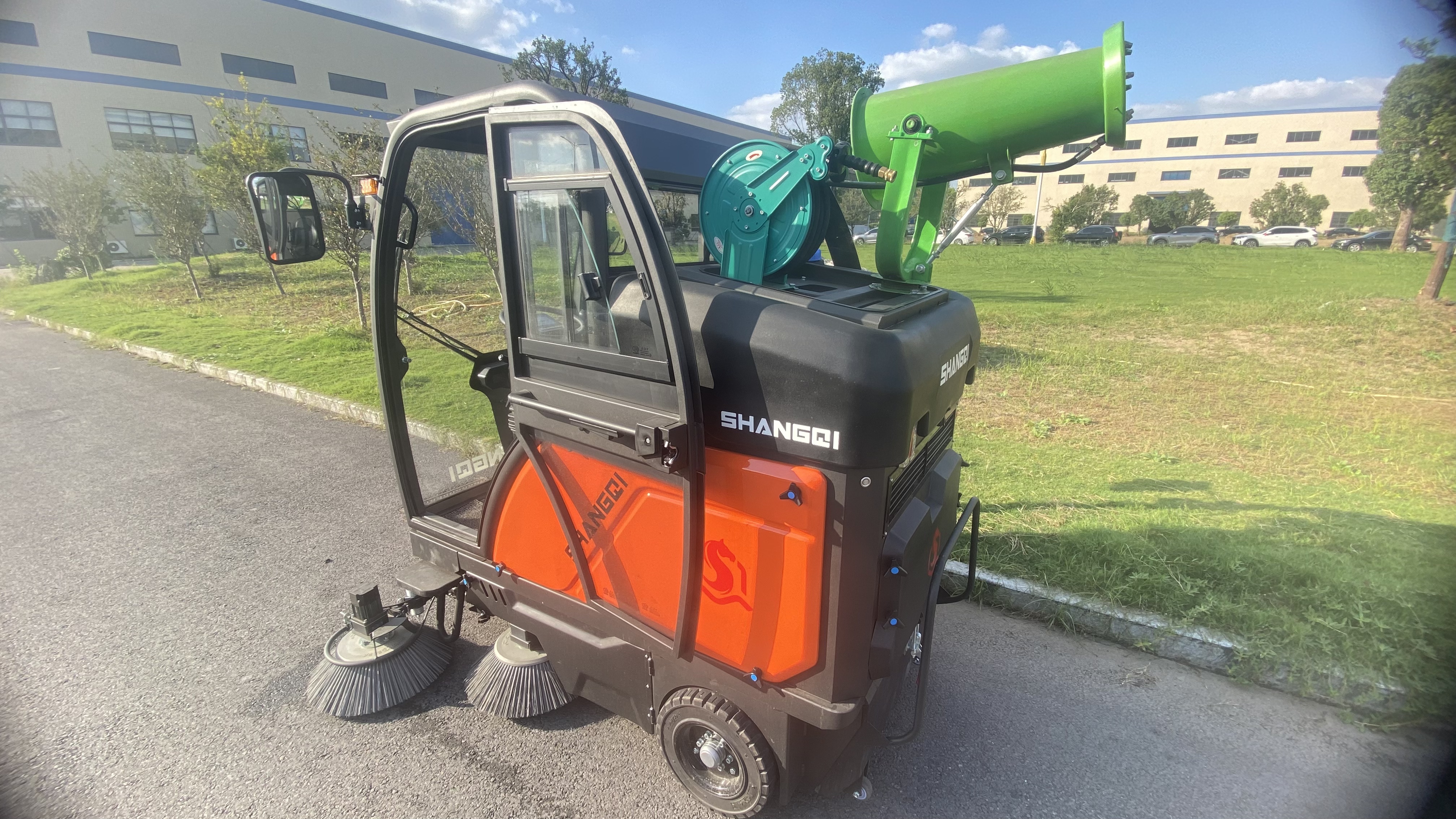 SW190 Multifunctional Ride-on Sweeper  SW190 多功能驾驶式扫地机